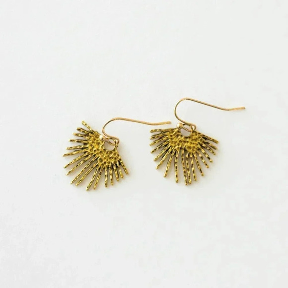 ✨️2/$25✨️ GOLD BOHEMIAN MINIMALIST SUNRISE HAMMERED METAL EARRINGS - Picture 2 of 3